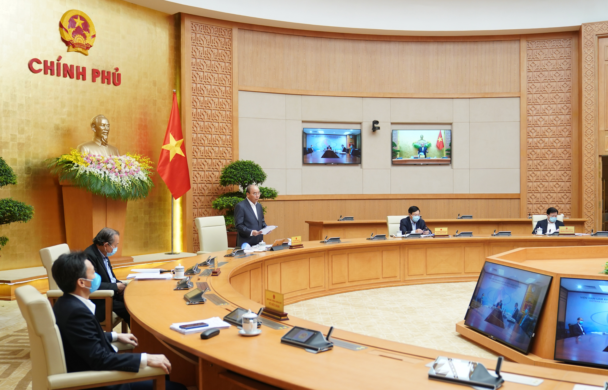 Thủ[-]tướng[-]nói[-]rõ[-]về[-]cách[-]ly[-]toàn[-]xã[-]hội